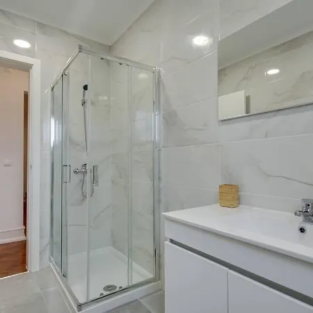 Modern 2 Bedroom In Charming Neighbourhood דירה
