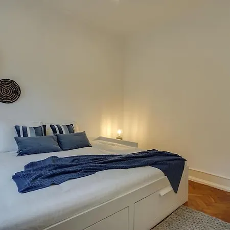 아파트 Modern 2 Bedroom In Charming Neighbourhood *