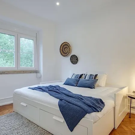 Modern 2 Bedroom In Charming Neighbourhood * Lissabon